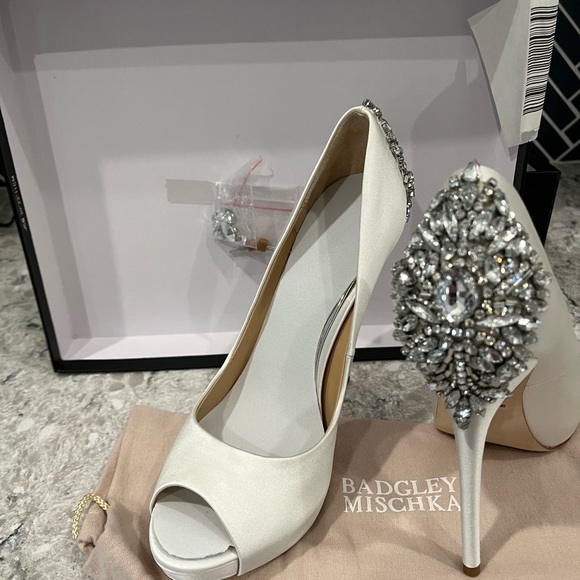 Size 7.5 Badgley Mischka white peep-toed pumps. New with box. Retails for $245. - Picture 6 of 7